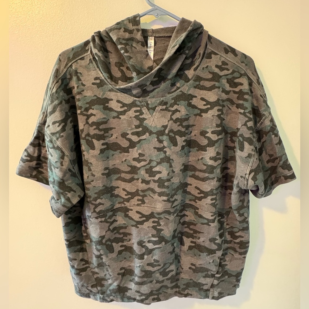 Fabletics camouflage short sleeve sweatshirt hoodie